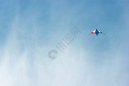 在清蓝的天空中飞来飞去的彩色风筝图片
