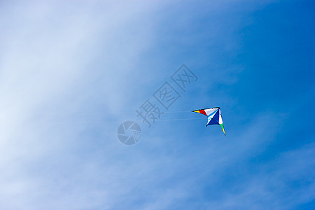 在美丽的蓝色天空中飞舞的彩色风筝翅膀追求乐趣阳光运动假期闲暇自由橙子玩具图片