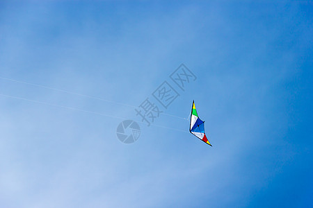 在美丽的蓝色天空中飞舞的彩色风筝爱好橙子玩具翅膀细绳尾巴运动自由闲暇追求图片
