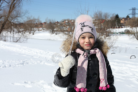 冬天公园中美丽的小女孩女孩童年天气闲暇衣服公园快乐女学生孩子女性图片