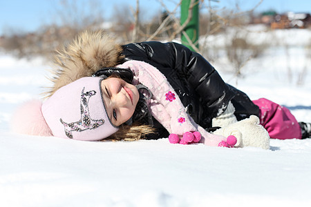 冬天公园中美丽的小女孩女性衣服女学生闲暇童年喜悦天气孩子公园微笑图片
