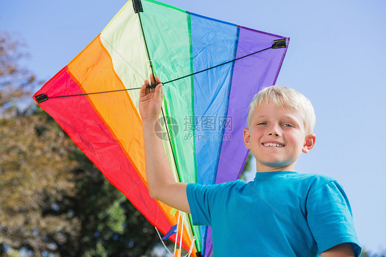 男孩和风筝玩得开心图片