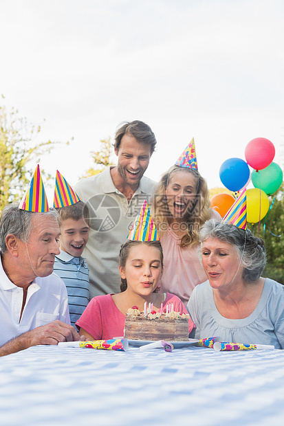 幸福的大家庭把生日蜡烛一起吹响了起来图片