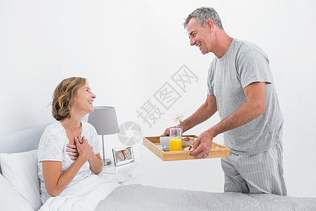 爱人的丈夫带早餐到床上和妻子一起吃图片