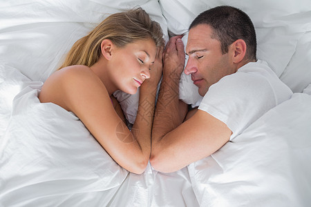 睡在床上的可爱夫妇图片