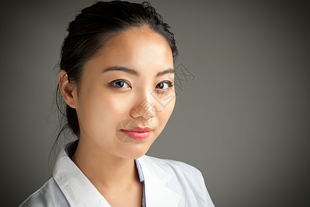 有吸引力的亚洲女孩 20岁在演播室拍摄冒充科学快乐职业爆头背景微笑医生保健白大褂图片