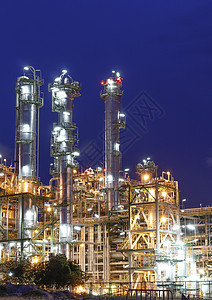 石油化工工厂夜间现场蓝天植物力量管道化学品蓝色图片
