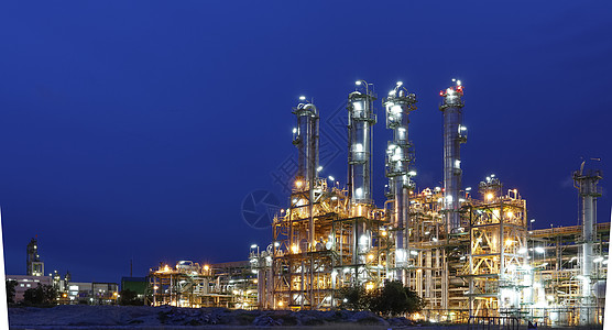 石油化工工厂夜间现场化学品蓝天蓝色力量管道植物图片