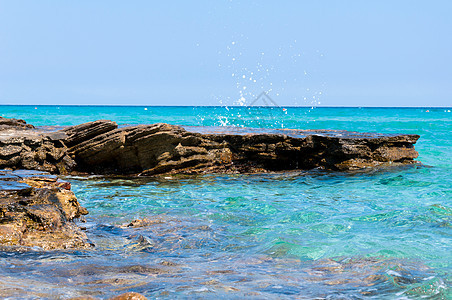 石头和海洋蓝色海浪摄影美丽海岸运动天气旅行场景悬崖图片