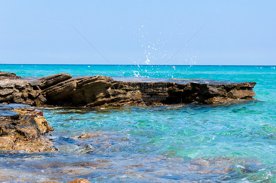石头和海洋蓝色海浪摄影美丽海岸运动天气旅行场景悬崖图片