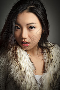 有吸引力的亚洲女孩 20岁在演播室拍摄悲伤女性灰色休闲服冒充情绪背景思维羊毛黑发图片