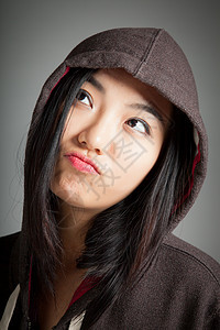 有吸引力的亚洲女孩 20岁在演播室拍摄女性冒充休闲服愤怒爆头背景灰色黑发思维帽衫图片