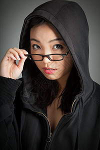 有吸引力的亚洲女孩 20岁在演播室拍摄背景爆头帽衫灰色眼镜悲伤情绪女性黑发思维图片