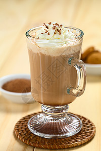 热可可巧克力和奶油热巧克力季节性鞭打剃须饮料玻璃可可食物背景