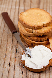 配奶油奶酪的零食饼干蛋糕小麦面包烹饪白色点心产品木头食物香葱图片