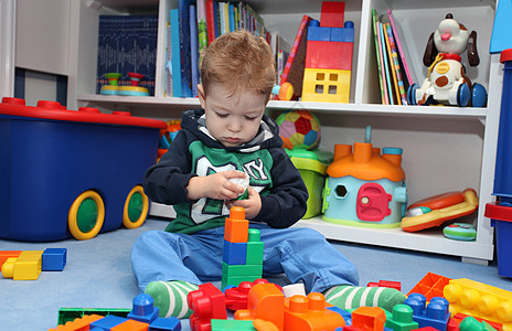 一个玩塑料块的男孩子玩具建设者积木儿童游戏童年构造喜悦婴儿图片