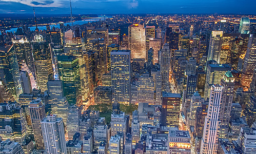 美丽的纽约市天际线 日落时有城市摩天大厦图片