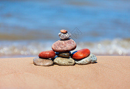 海边的石头团体温泉平衡阳光蓝色旅行海滩场景海洋卵石图片