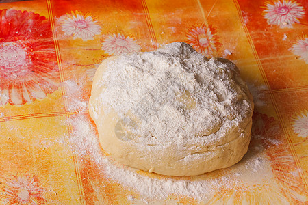 新鲜自制面条用于披萨白色水平烹饪面包营养食物美食酵母面团黄色图片