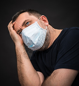 戴医疗面具的有病老人危害细菌肺炎男人卫生传染性沉思病菌安全情况图片