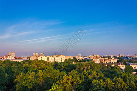 明斯克白俄罗斯蓝天下绿公园城区首都蓝色天空场景财产阳台森林绿色水平建筑图片