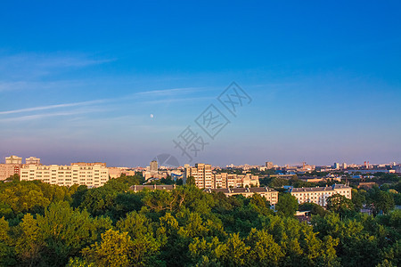明斯克白俄罗斯蓝天下绿公园城区植物森林木头阳光场景街道阳台首都建筑学城市图片