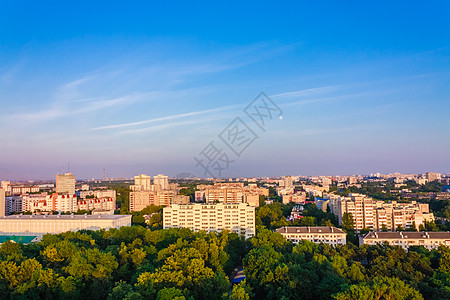 明斯克白俄罗斯蓝天下绿公园城区水平植物阳台白色蓝色绿色场景建筑学森林首都图片