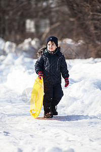 冬季的雪橇幸福乐趣季节享受男生锻炼孩子快乐冻结公园图片