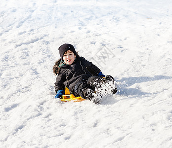 冬季的雪橇童年季节公园孩子娱乐运动幸福享受男生假期图片