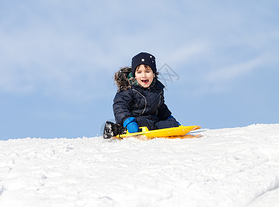 冬季的雪橇享受快乐男生乐趣娱乐锻炼冻结公园喜悦季节图片