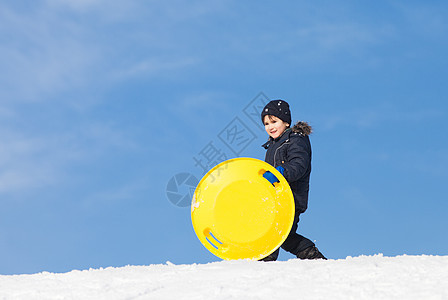 冬季的雪橇公园冻结享受乐趣孩子假期闲暇男生喜悦童年图片