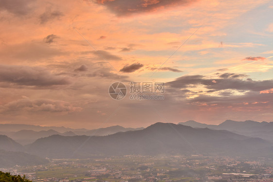 戏剧性日落场景阳光埔里天际橙子爬坡风景晴天旅行天空图片