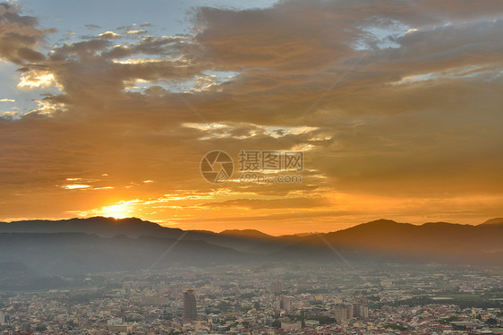 戏剧性日落牧歌爬坡埔里天空风景橙子晴天天际阳光旅行图片