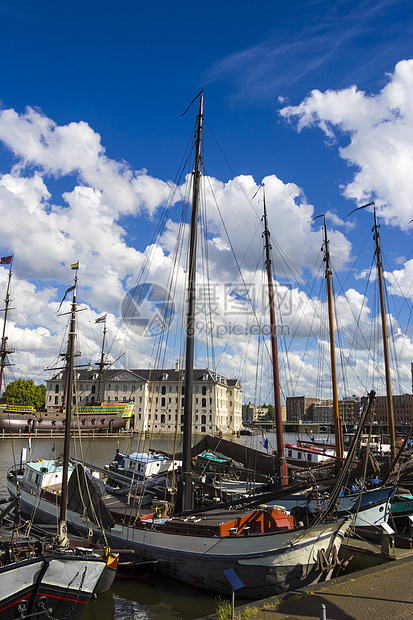 许多停泊在阿姆斯特丹岸边的船只房子生活窗户驳船倾倒桅杆航海运输血管海滨图片