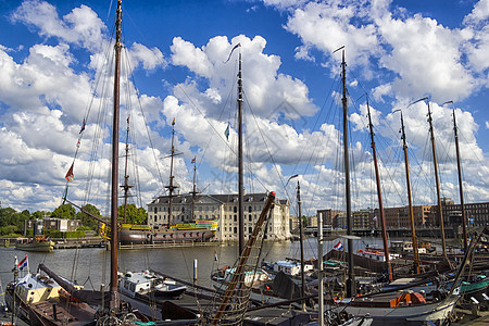 许多停泊在阿姆斯特丹岸边的船只驳船桅杆血管生活航海窗户海滨码头倾倒房子图片