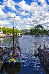许多停泊在阿姆斯特丹岸边的船只生活倾倒运输窗户驳船航海桅杆码头海滨血管图片