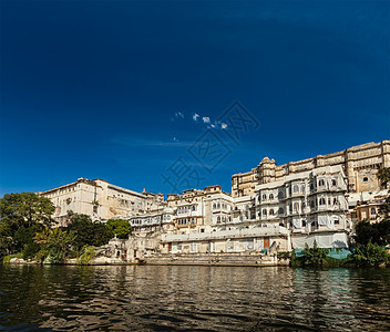 印度拉贾斯坦邦Udaipur湖边的城市宫景建筑学酒店历史性奢华风景历史吸引力地标日光图片