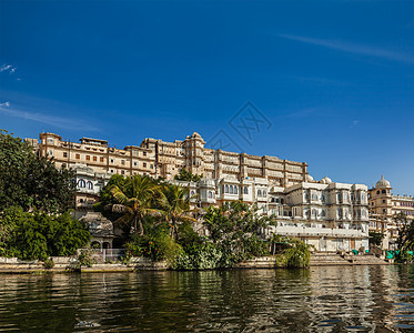 印度拉贾斯坦邦Udaipur湖边的城市宫景旅游吸引力旅行观光日光风景历史历史性建筑学奢华图片