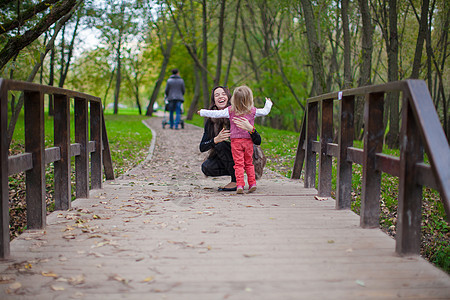年轻母亲与女儿一起在秋天公园散步感情婴儿父母女孩花园家庭孩子生活女性公园背景图片