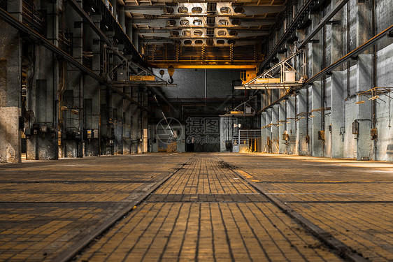 旧工厂的工业内地植物地面房间废墟车库金属制造业建筑仓库图片