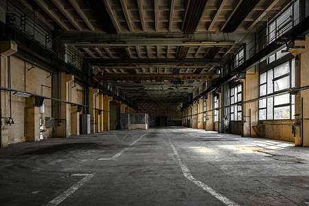 旧工厂的工业内地废墟房间植物大厅城市建筑制造业金属车库瓷砖图片