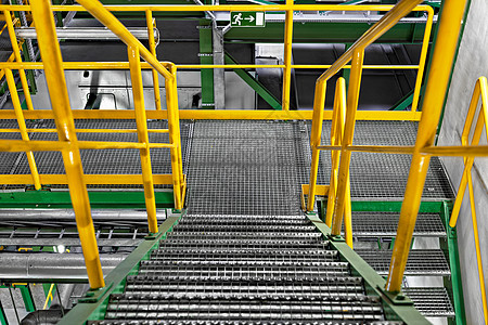 具有大楼梯的工业内地框架扶手灰色脚步金属地面黄色植物仓库作坊图片