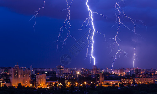 横扫城市的闪电风暴结构路灯电气螺栓景观天际雷雨全景亮度建筑学图片