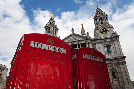英属电话箱和圣保罗盒子电话亭英语天空大教堂教会蓝色电话古董摊位图片