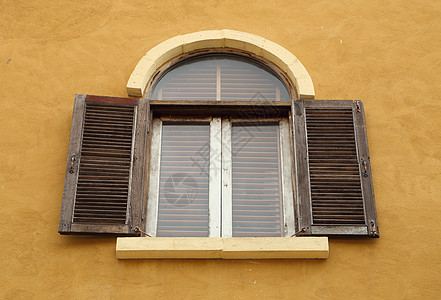水泥墙上的旧玻璃窗木头城市橙子古董房子街道框架文化边界玻璃图片