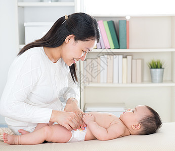 换尿布孩子母性微笑女士母亲女孩卫生保健父母家庭图片