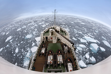 Spitsbergen海岸外的人工海冰图片