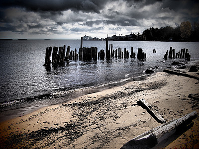 湖中的旧堆积物反射丘陵蓝色码头海滩运输全景旅行晴天木头图片