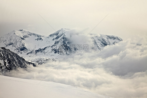 山山脉薄雾运动冒险登山滑雪冻结全景宽慰远足假期图片