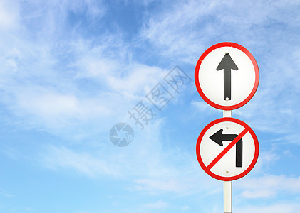 向前走 前进的标志 不要转左的标志天空街道城市旅行小路红色邮政安全信号警告图片